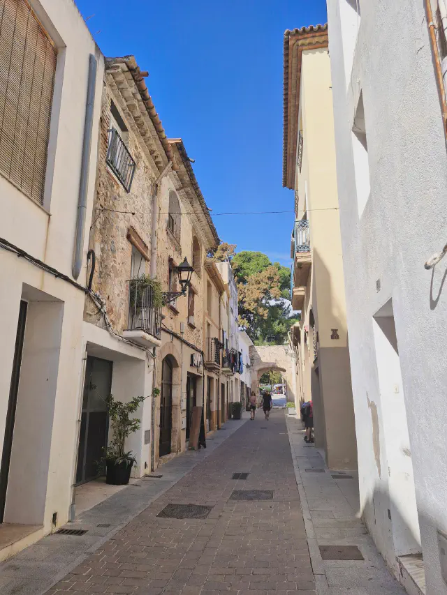 Foto van een oud straatje in the Old Town van Cambrils Foto van een oud straatje in the Old Town van Cambrils
