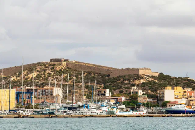 Het middeleeuwse kasteel Castillo de la Concepción op de heuvel boven Cartagena Het middeleeuwse kasteel Castillo de la Concepción op de heuvel boven Cartagena
