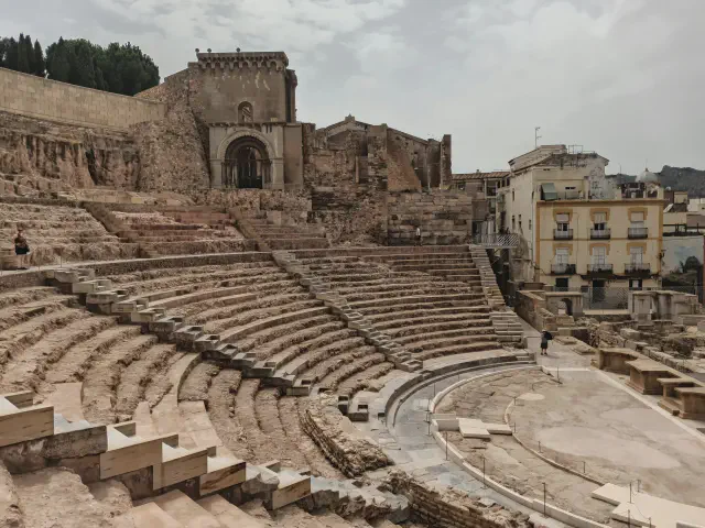Het Romeinse theater van Cartagena met gerestaureerde tribunes en uitzicht over de stad Het Romeinse theater van Cartagena met gerestaureerde tribunes en uitzicht over de stad