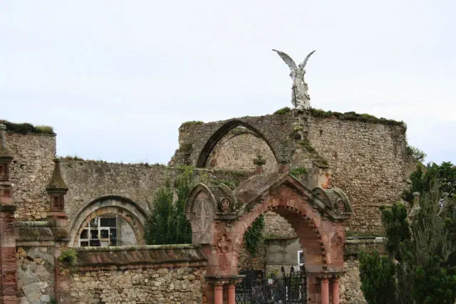 Het Cementerio de Comillas met de Angel Exterminador Het Cementerio de Comillas met de Angel Exterminador
