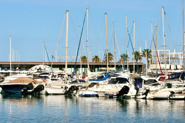 De haven van Dénia met vissersboten en de berg Montgó op de achtergrond