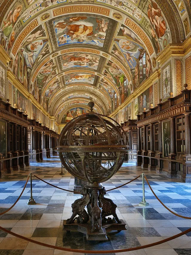 De Real Biblioteca van El Escorial met het beschilderde tongewelf De Real Biblioteca van El Escorial met het beschilderde tongewelf