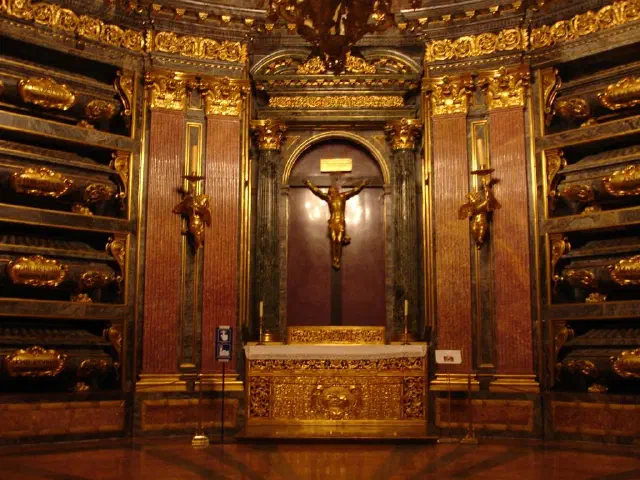 Het Panteon de los Reyes, het koningspantheon onder de basiliek van El Escorial Het Panteon de los Reyes, het koningspantheon onder de basiliek van El Escorial