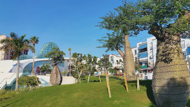 Het Orquidario van Estepona met glazen koepel in een parksetting
