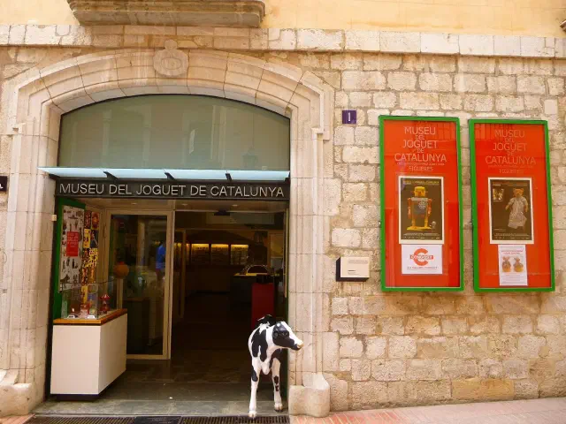 Ingang van het Museu del Joguet de Catalunya in Figueres met de koe-sculptuur