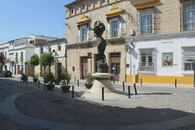 Het gezellige plein Plaza de la Constitución in het centrum van Fuengirola met terrassen Het gezellige plein Plaza de la Constitución in het centrum van Fuengirola met terrassen