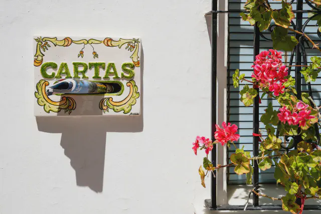 Witgekalkte huisjes en smalle steegjes in de wijk Pueblo López in Fuengirola Witgekalkte huisjes en smalle steegjes in de wijk Pueblo López in Fuengirola