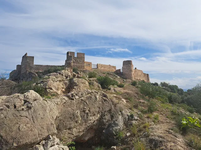 De ruïnes van het Castell de Bairén op de heuvel bij Gandía De ruïnes van het Castell de Bairén op de heuvel bij Gandía