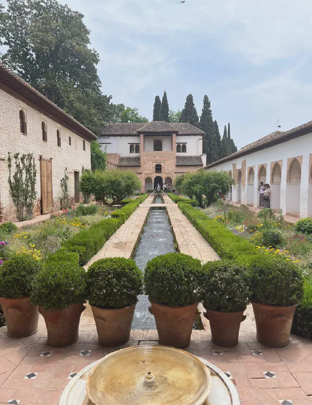 Foto in de binnentuin van het paleis Alhambra en Generalife in Granada Foto in de binnentuin van het paleis Alhambra en Generalife in Granada