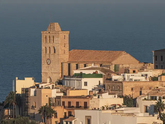 De gotische klokkentoren en kathedraal Santa María de las Nieves op Dalt Vila in Ibiza-stad