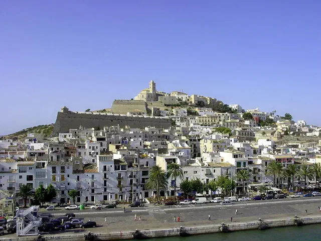 Dalt Vila, de versterkte UNESCO-binnenstad van Ibiza-stad met witte huizen en de kathedraal op de heuveltop