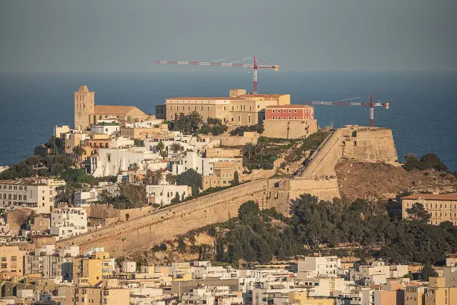 De zestiende-eeuwse Renaissance-vestingmuren van Ibiza-stad met Dalt Vila en de kathedraal op de achtergrond