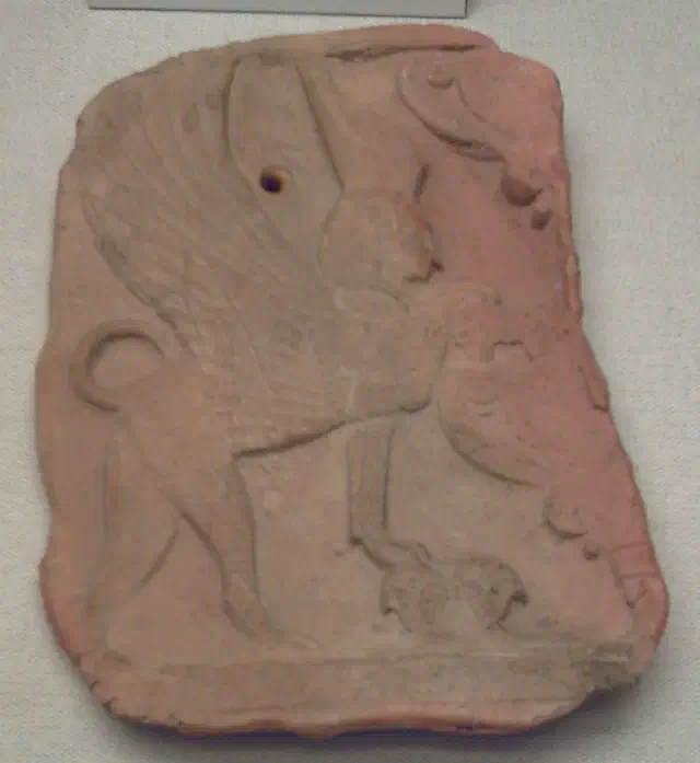 Een Punisch terracotta reliëf met gevleugelde figuur, gevonden in de necropolis Puig des Molins in Ibiza-stad