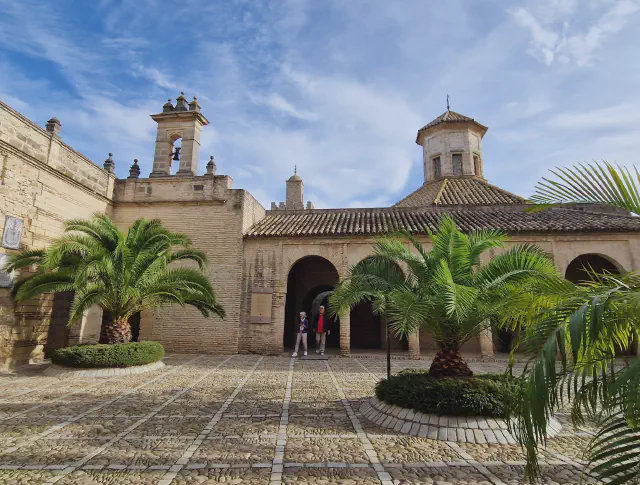 Foto van het Alcazar in Jerez op een mooie dag