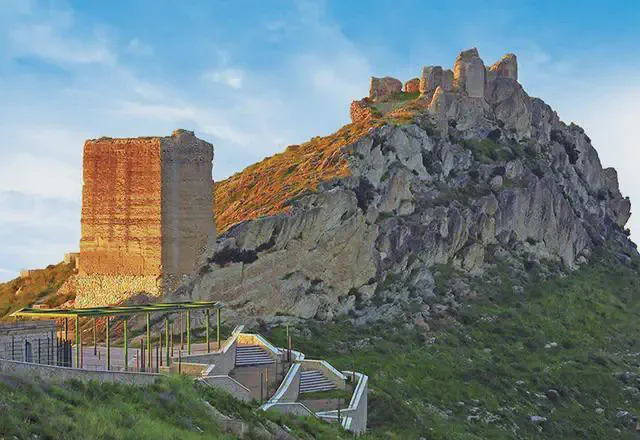 Restanten van Castillo de Xixona met de berg op de achtergrond. Restanten van Castillo de Xixona met de berg op de achtergrond.