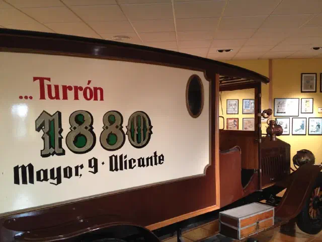 Foto in Museo del Turron in Jijona van een oude wagen waarmee turron werd vervoerd