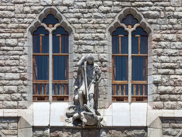 Het stenen beeld van de heilige Joris die de draak verslaat boven de ingang van Casa Botines in León