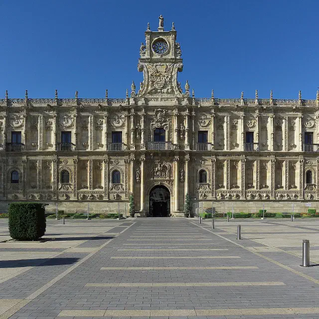 De lange plateresken voorgevel van het klooster van San Marcos in León
