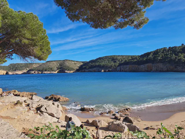 Baai Cala Montgo tijdens mooi weer in L'Escala Baai Cala Montgo tijdens mooi weer in L'Escala