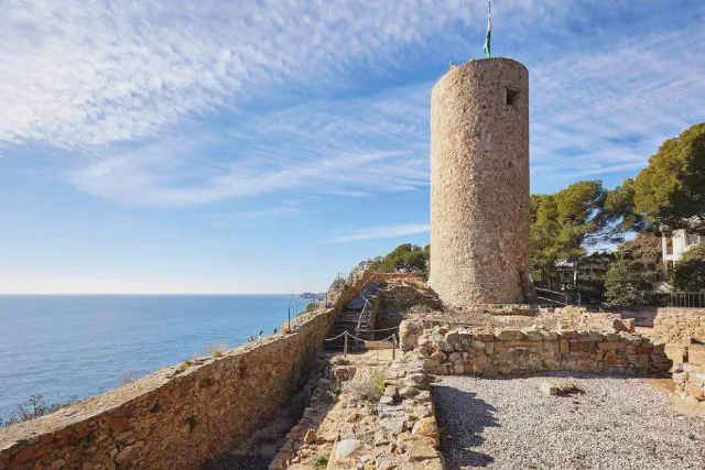 Foto van de iconische toren van het kasteel van Sant Joan in Lloret de Mar Foto van de iconische toren van het kasteel van Sant Joan in Lloret de Mar