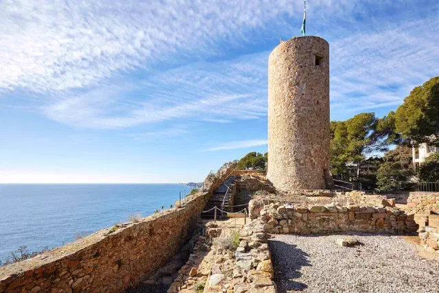 Foto van de iconische toren van het kasteel van Sant Joan in Lloret de Mar