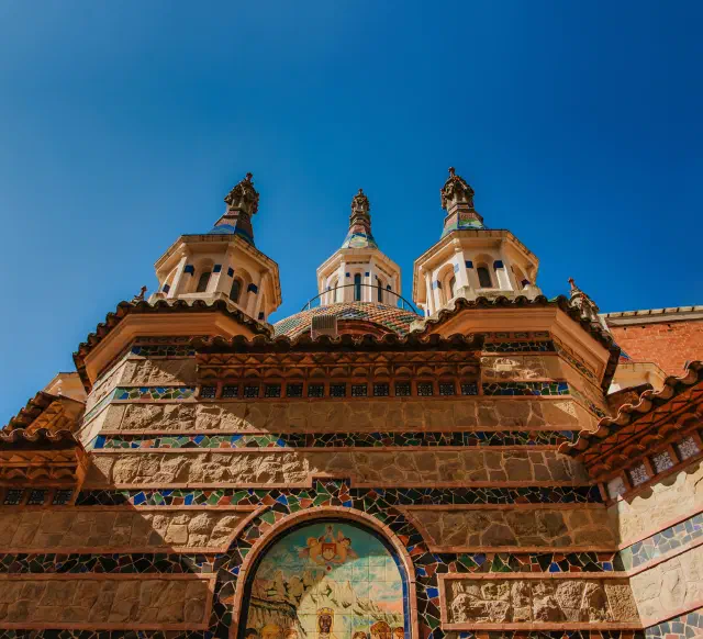 Foto van de kleurrijke kerk van Sant Roma in Lloret de Mar