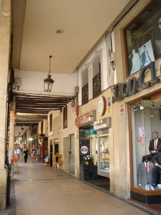 De winkelstraat Calle Portales met arcades in de oude stad van Logroño De winkelstraat Calle Portales met arcades in de oude stad van Logroño