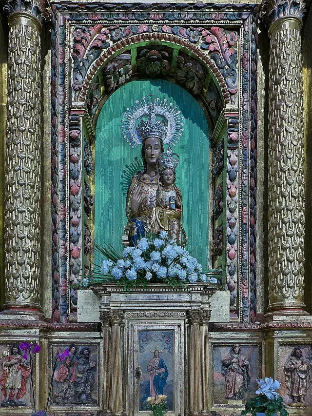 Het altaar met de Virgen de la Esperanza, beschermvrouwe van Logroño, in de Iglesia de Santiago el Real Het altaar met de Virgen de la Esperanza, beschermvrouwe van Logroño, in de Iglesia de Santiago el Real