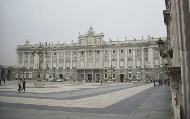 Het imposante Palacio Real de Madrid met de tuinen op de voorgrond