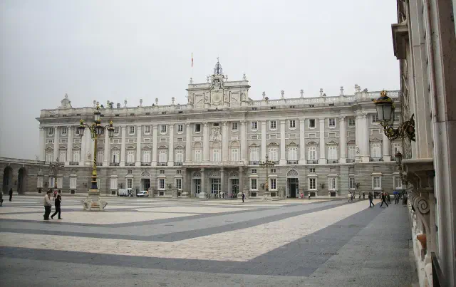 Het imposante Palacio Real de Madrid met de tuinen op de voorgrond