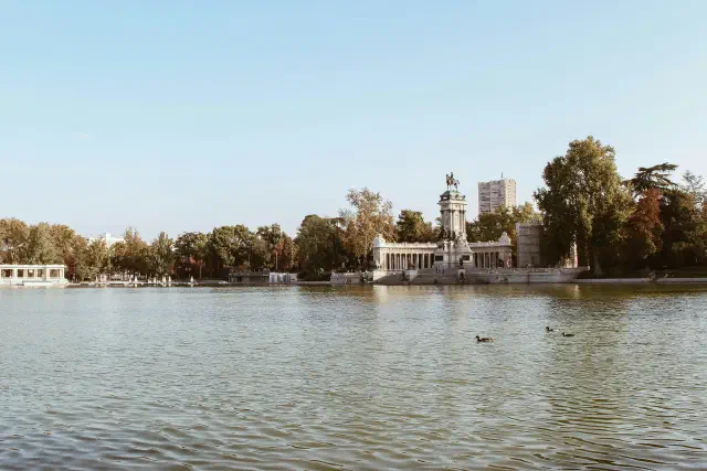 Het meer en monument in het Parque del Retiro in Madrid