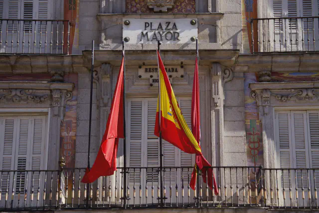 De Plaza Mayor in Madrid, een iconisch plein omringd door historische gebouwen
