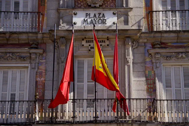 De Plaza Mayor in Madrid, een iconisch plein omringd door historische gebouwen