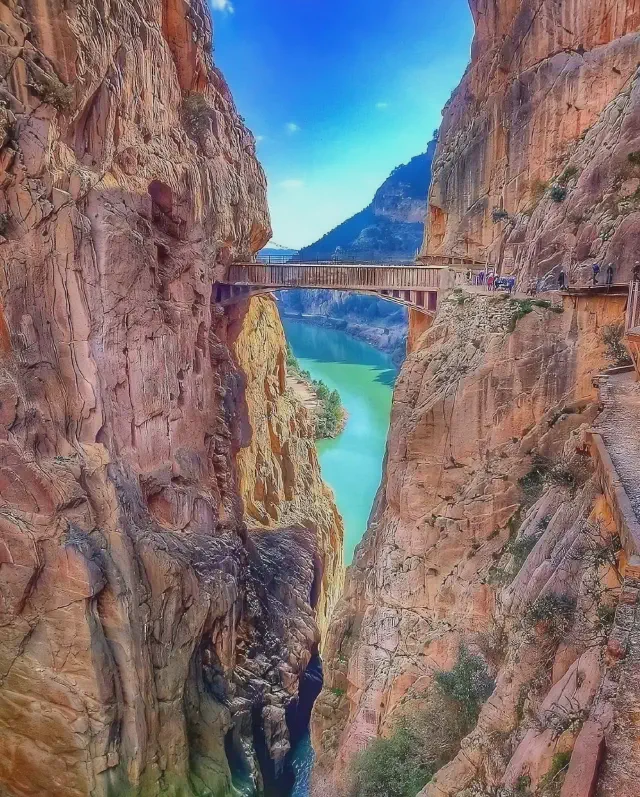 Uitzicht van een brug boven een klif tussen twee bergen bij wandelroute Caminito del Rey in Malaga Uitzicht van een brug boven een klif tussen twee bergen bij wandelroute Caminito del Rey in Malaga