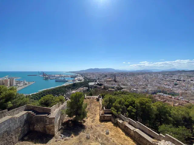 Uitzicht over de stad en de zee vanaf Castillo de Gibralfaro in Malaga