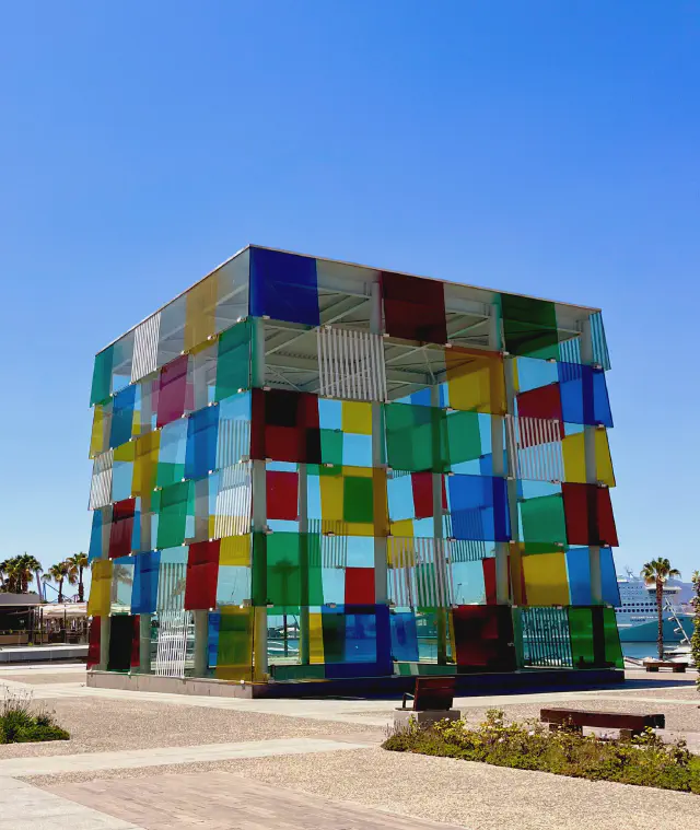 Foto van kleurrijk gebouw bij Center Pompidou Malaga Foto van kleurrijk gebouw bij Center Pompidou Malaga