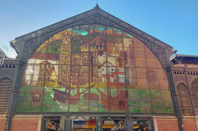 Muur van Mercado Central de Atazaranas met een kleurrijke glasraam tekening in Malaga Muur van Mercado Central de Atazaranas met een kleurrijke glasraam tekening in Malaga