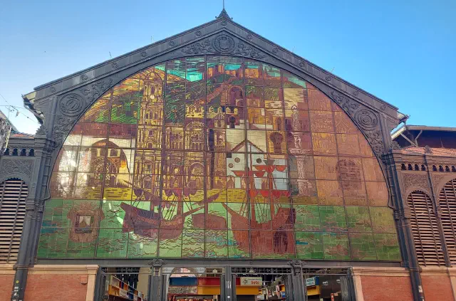 Muur van Mercado Central de Atazaranas met een kleurrijke glasraam tekening in Malaga
