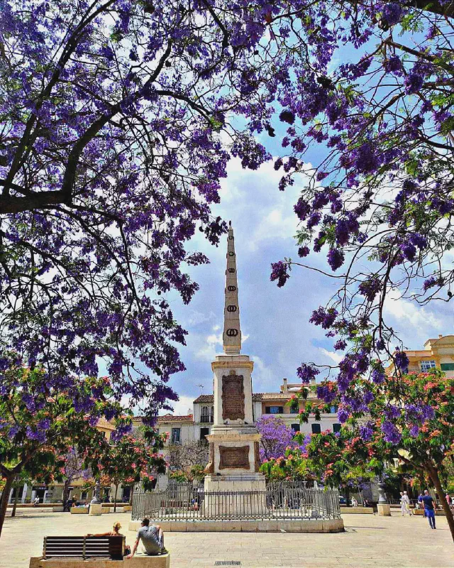 Foto van het Torrijos Monument op plaza de la Merced in Malaga Foto van het Torrijos Monument op plaza de la Merced in Malaga