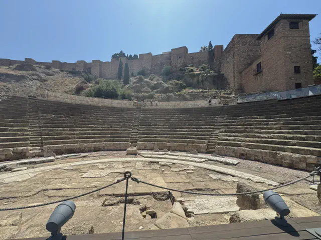 Foto waar de oude tribune van het Teatro Romano in Malaga goed te zien is Foto waar de oude tribune van het Teatro Romano in Malaga goed te zien is