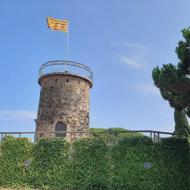 Toren met Catalaanse vlag Parc del Castell in Malgrat de Mar Toren met Catalaanse vlag Parc del Castell in Malgrat de Mar