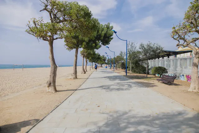Wandelpad langs het strand in Malgrat de Mar Wandelpad langs het strand in Malgrat de Mar