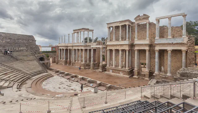 Het Romeinse theater van Mérida met de indrukwekkende scaenae frons met Korinthische zuilen