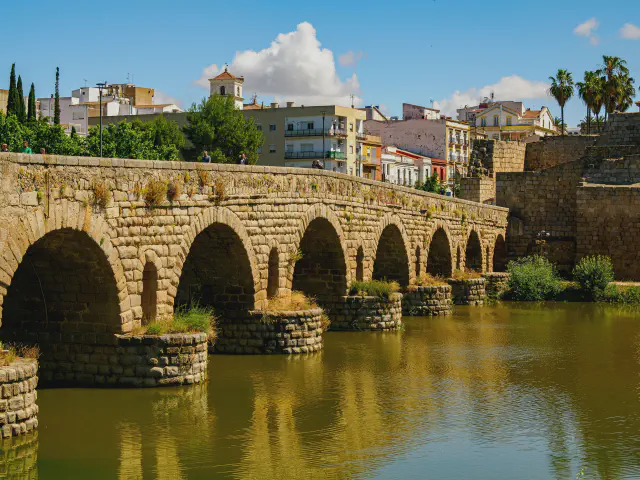 De Romeinse brug over de Guadiana in Mérida, een van de langste bewaard gebleven Romeinse bruggen