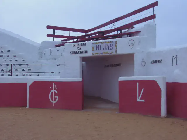 De puerta de arrastre van de ongewoon rechthoekige Plaza de Toros in Mijas
