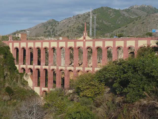 Het grote aquaduct van Nerja, van een afstand. Het grote aquaduct van Nerja, van een afstand.
