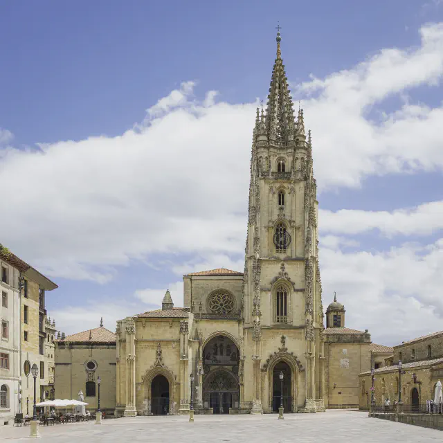 De gotische Catedral de San Salvador in Oviedo met haar enkele asymmetrische toren