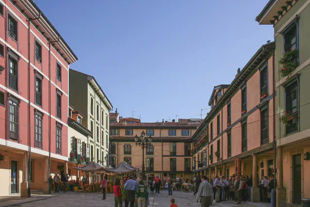 De kleurrijke Plaza del Fontán in Oviedo met haar arcaden en pastelgekleurde gevels