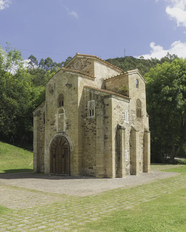 De pre-romaanse kerk San Miguel de Lillo bij Oviedo met haar gebeeldhouwde deurposten