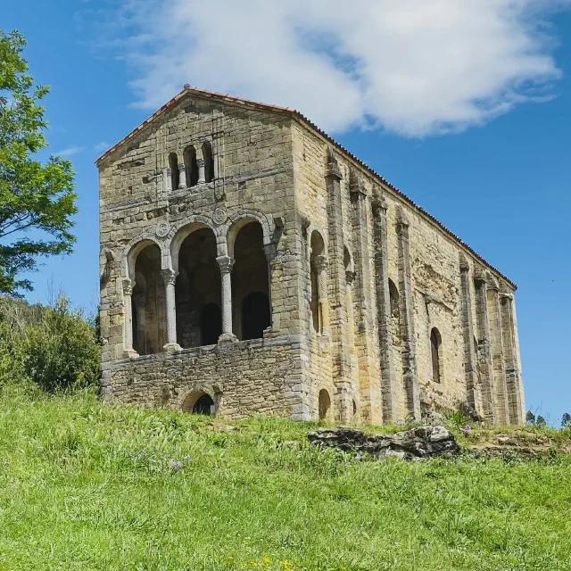 De pre-romaanse kerk Santa María del Naranco op de hellingen van de Monte Naranco bij Oviedo